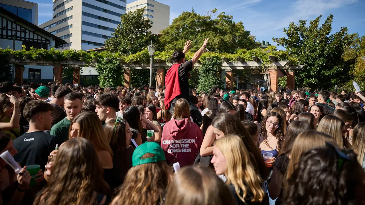 Cientos de universitarios disfrutan de la Carpa Universitaria de otoño 2025. PABLO LASAOSA