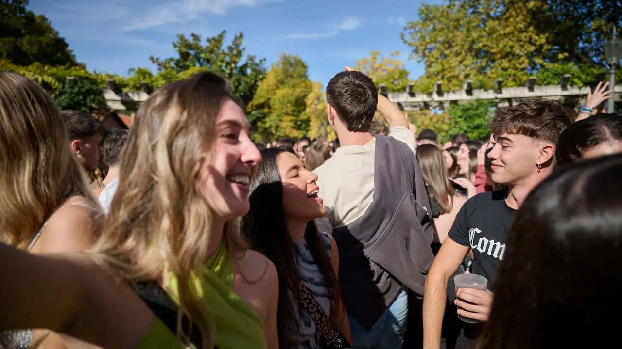Cientos de universitarios disfrutan de la Carpa Universitaria de otoño 2025. PABLO LASAOSA
