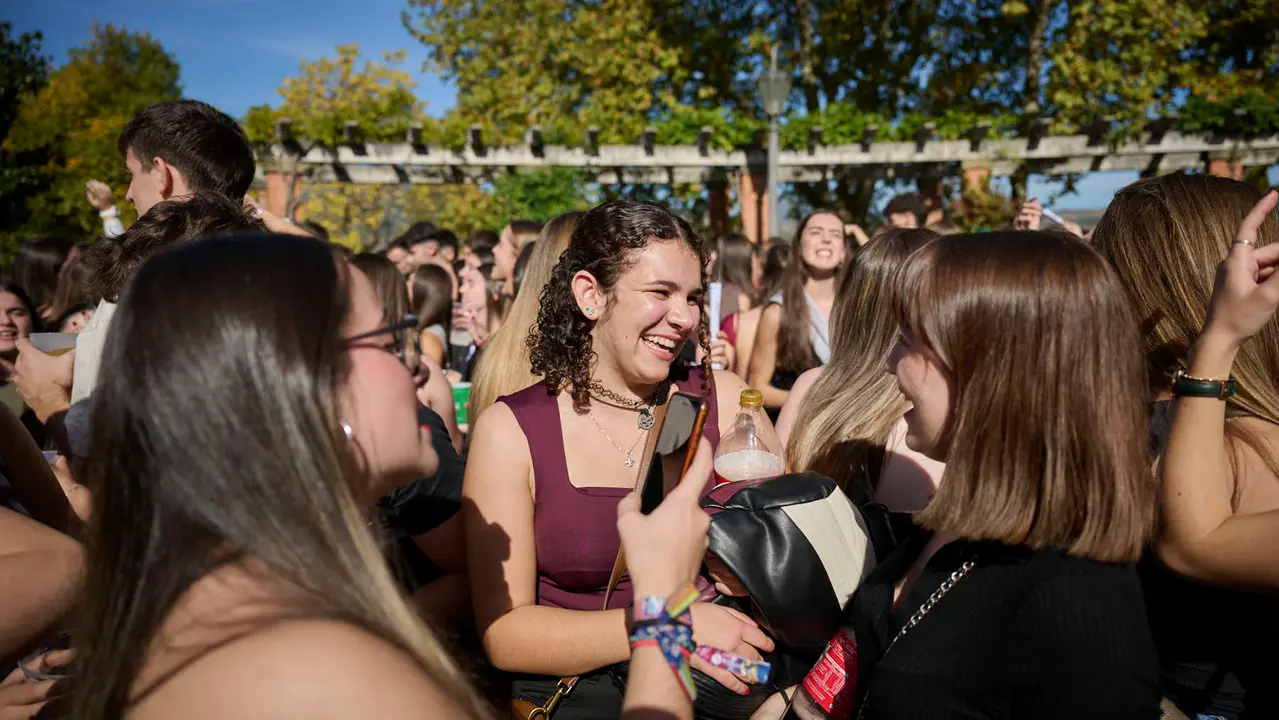 Cientos de universitarios disfrutan de la Carpa Universitaria de otoño 2025. PABLO LASAOSA