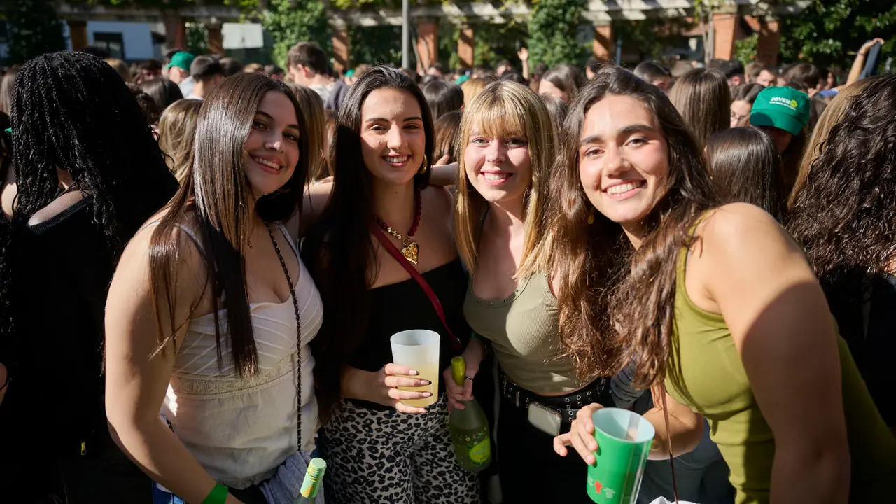 Cientos de universitarios disfrutan de la Carpa Universitaria de otoño 2025. PABLO LASAOSA