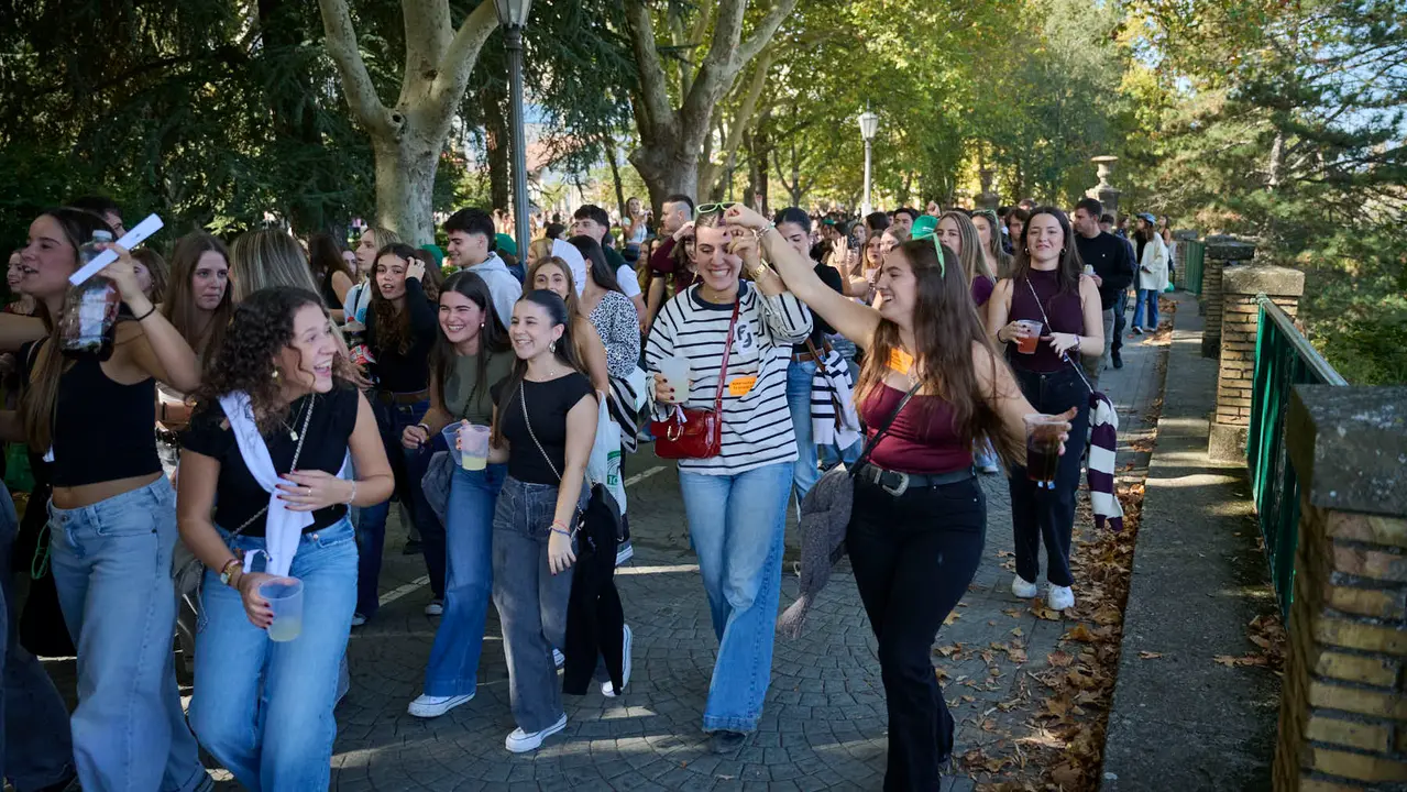 Cientos de universitarios disfrutan de la Carpa Universitaria de otoño 2025. PABLO LASAOSA