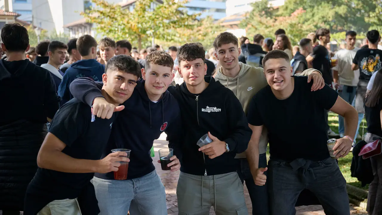 Cientos de universitarios disfrutan de la Carpa Universitaria de otoño 2025. PABLO LASAOSA