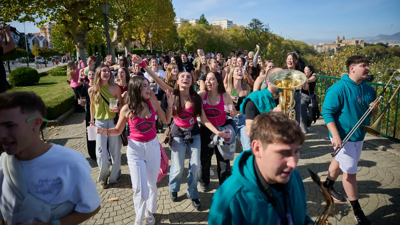 Cientos de universitarios disfrutan de la Carpa Universitaria de otoño 2025. PABLO LASAOSA