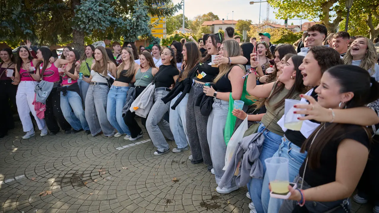 Cientos de universitarios disfrutan de la Carpa Universitaria de otoño 2025. PABLO LASAOSA