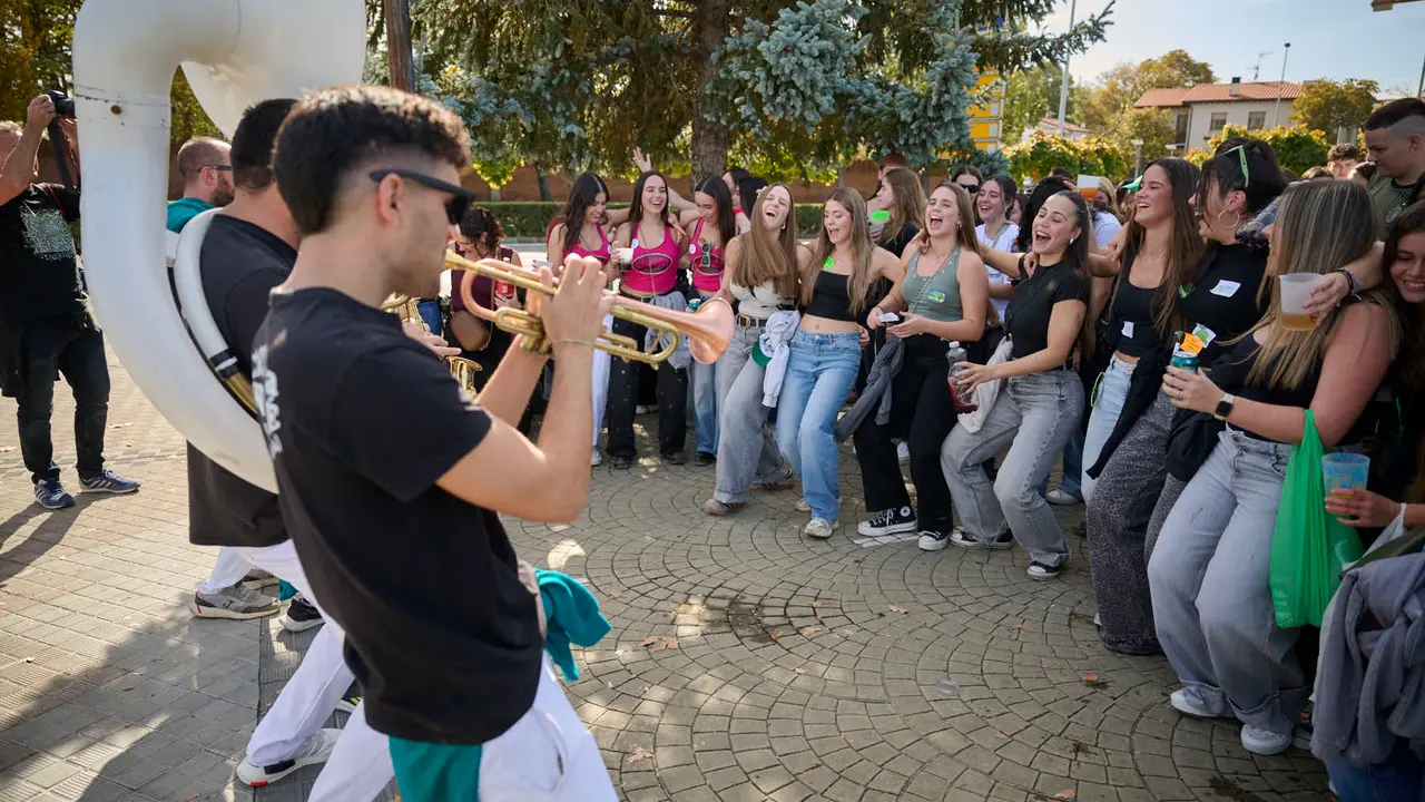 Cientos de universitarios disfrutan de la Carpa Universitaria de otoño 2025. PABLO LASAOSA