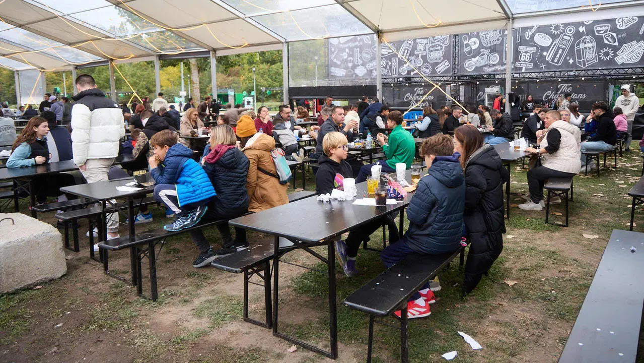 Champions Burger en el parque de La Runa de Pamplona. IÑIGO ALZUGARAY