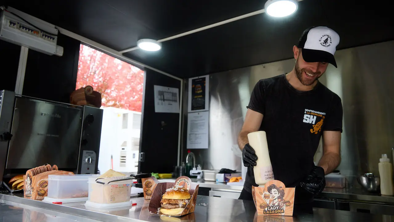 Champions Burger en el parque de La Runa de Pamplona. IÑIGO ALZUGARAY