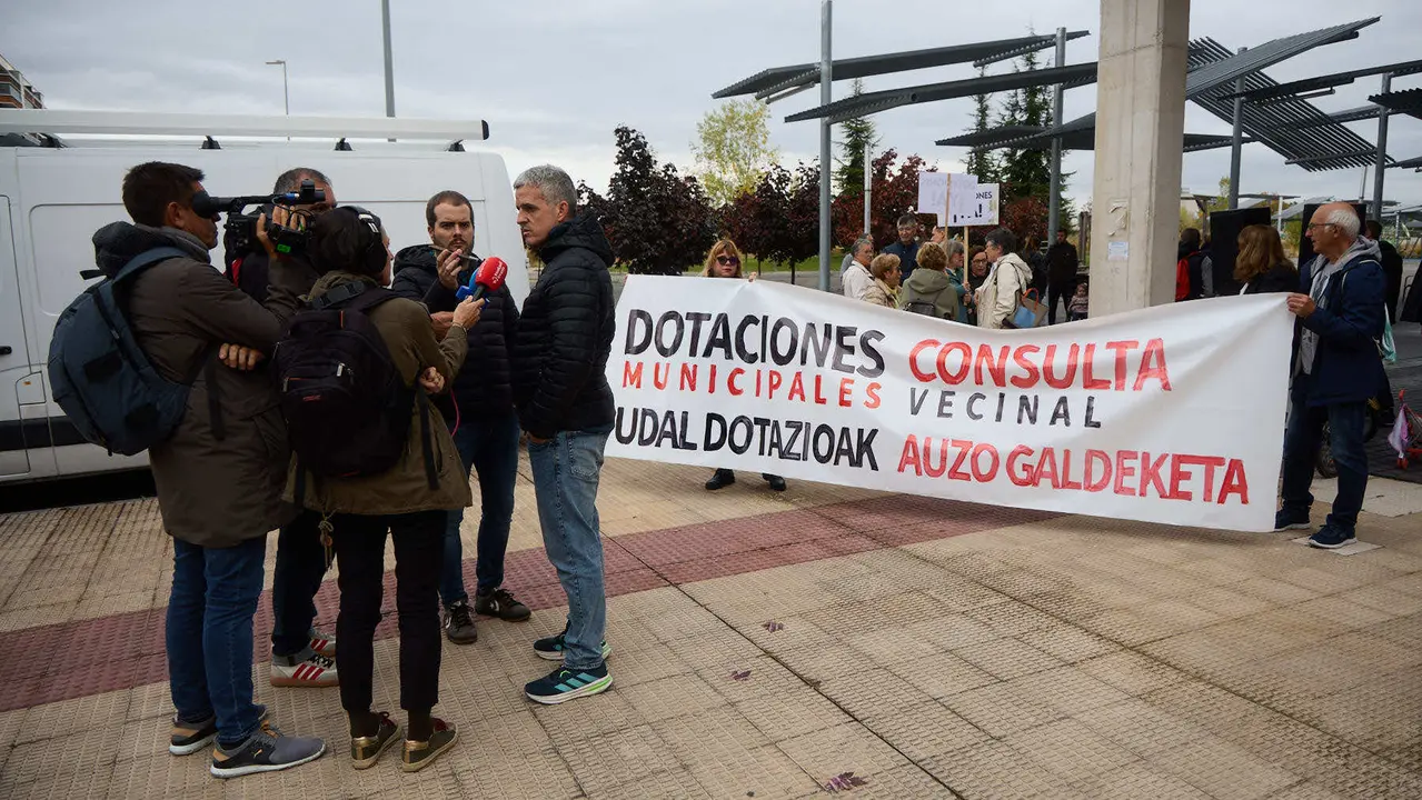 Manifestación de los vecinos de Ripagaina para exigir dotaciones y servicios en el barrio. IÑIGO ALZUGARAY