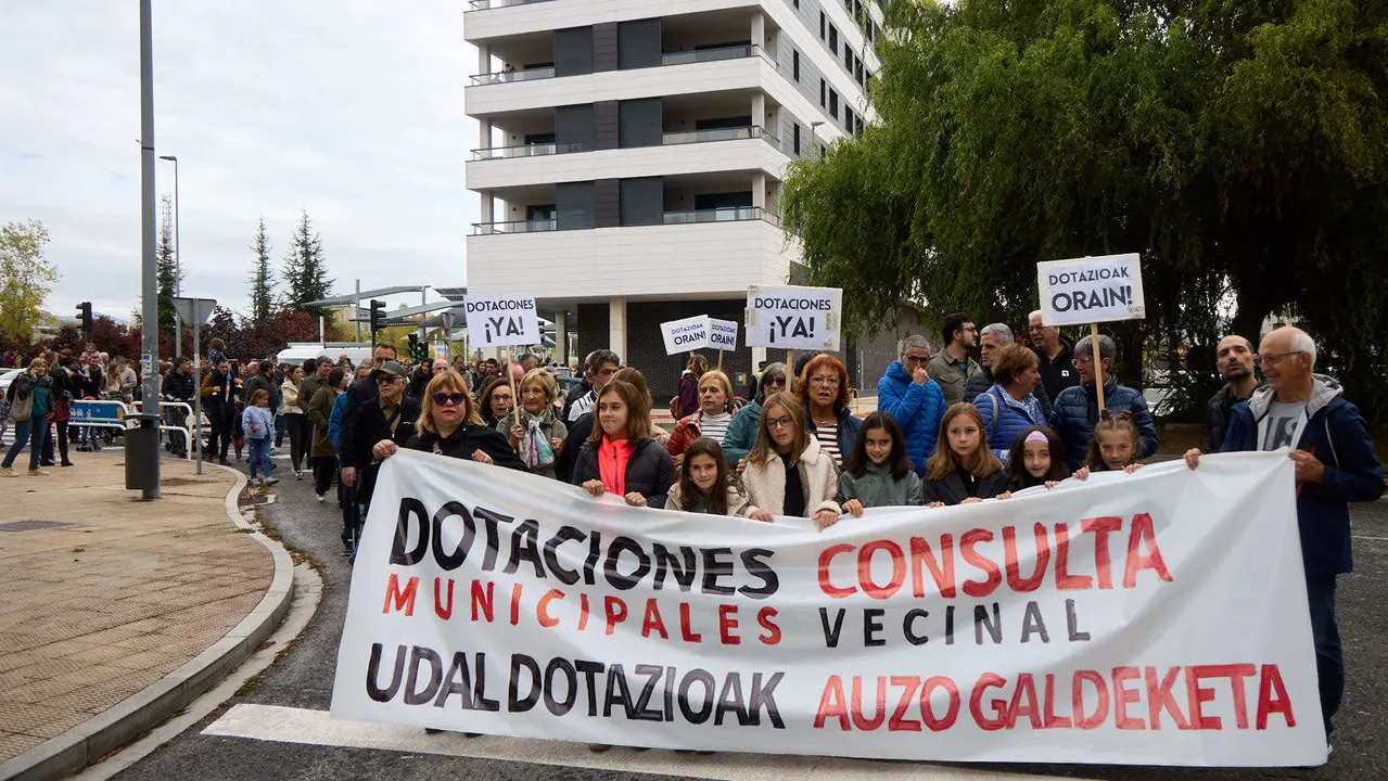 Manifestación de los vecinos de Ripagaina para exigir dotaciones y servicios en el barrio. IÑIGO ALZUGARAY
