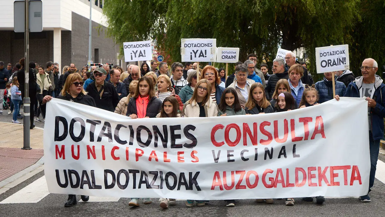 Manifestación de los vecinos de Ripagaina para exigir dotaciones y servicios en el barrio. IÑIGO ALZUGARAY