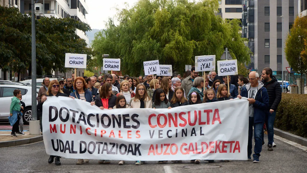 Manifestación de los vecinos de Ripagaina para exigir dotaciones y servicios en el barrio. IÑIGO ALZUGARAY