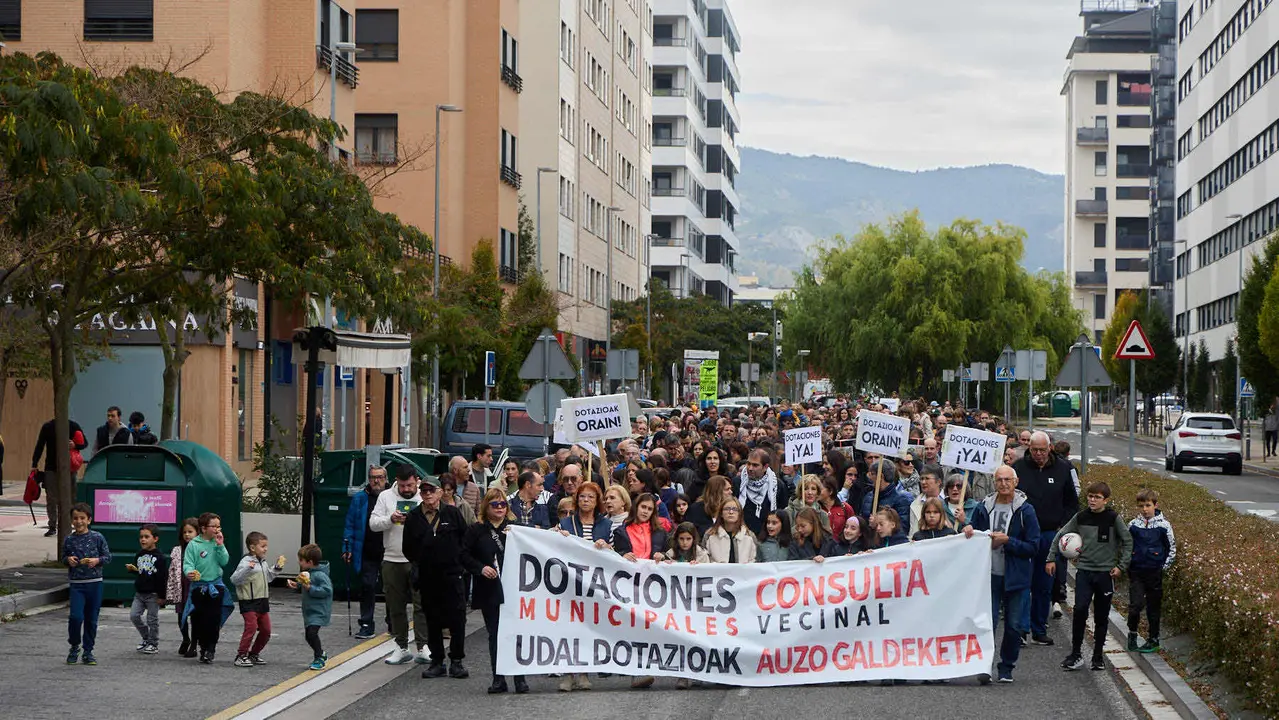 Manifestación de los vecinos de Ripagaina para exigir dotaciones y servicios en el barrio. IÑIGO ALZUGARAY