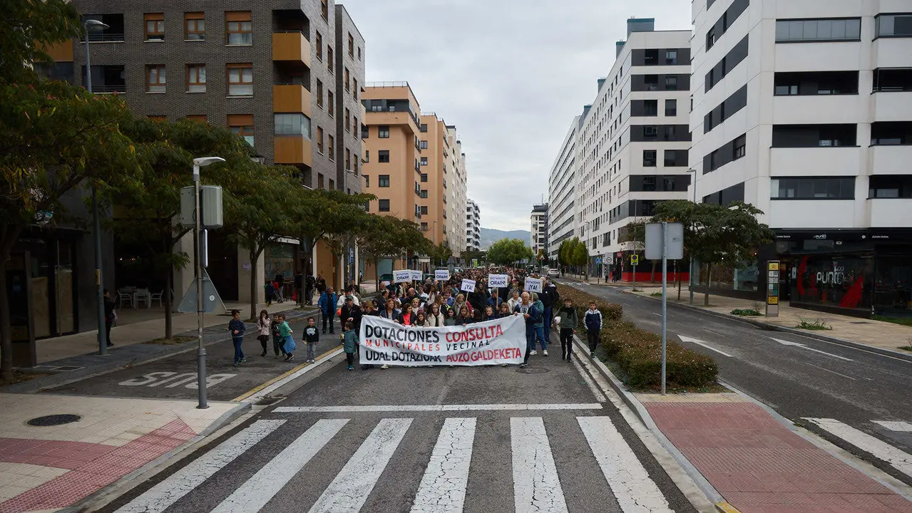 Manifestación de los vecinos de Ripagaina para exigir dotaciones y servicios en el barrio. IÑIGO ALZUGARAY