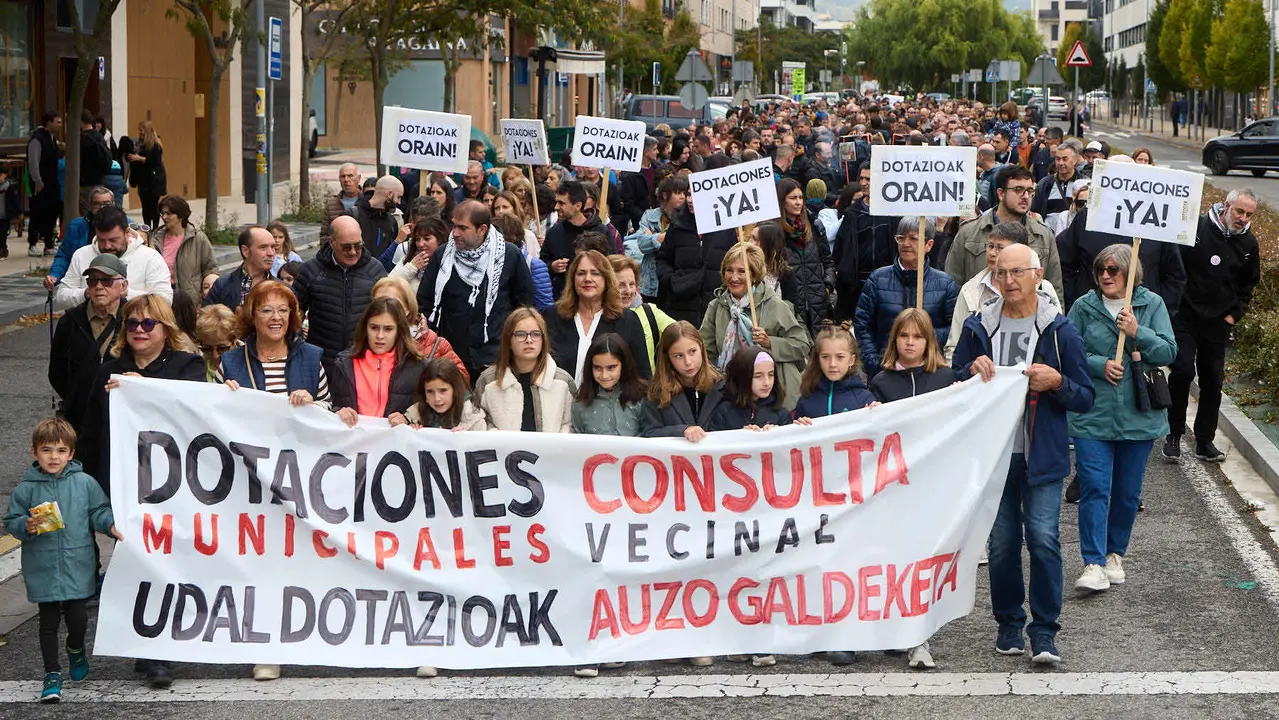 Manifestación de los vecinos de Ripagaina para exigir dotaciones y servicios en el barrio. IÑIGO ALZUGARAY