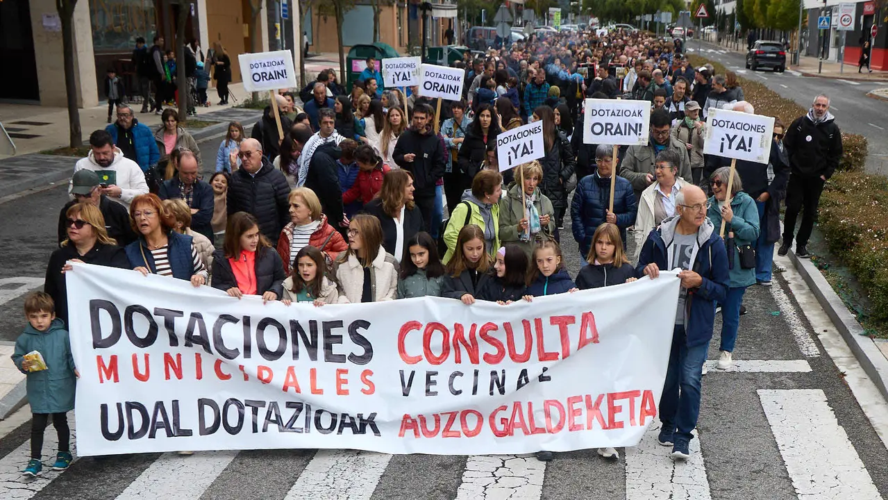 Manifestación de los vecinos de Ripagaina para exigir dotaciones y servicios en el barrio. IÑIGO ALZUGARAY