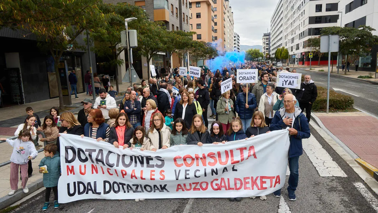 Manifestación de los vecinos de Ripagaina para exigir dotaciones y servicios en el barrio. IÑIGO ALZUGARAY