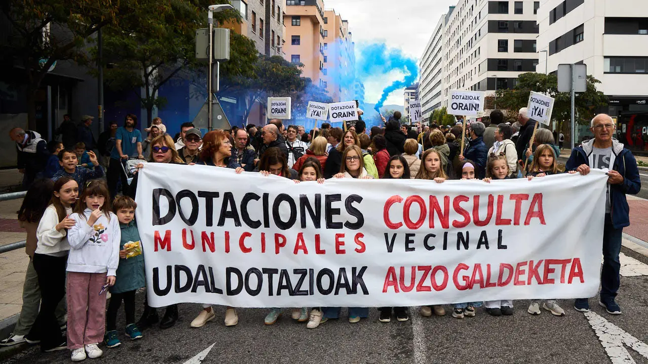 Manifestación de los vecinos de Ripagaina para exigir dotaciones y servicios en el barrio. IÑIGO ALZUGARAY