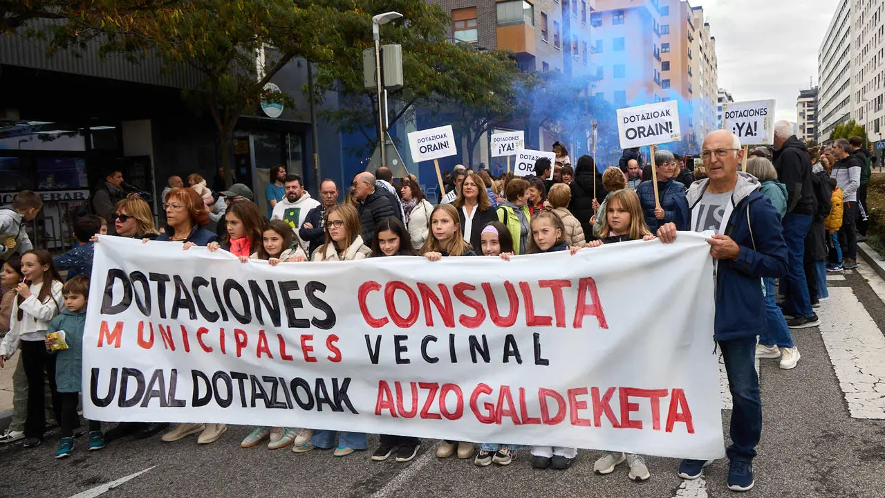 Manifestación de los vecinos de Ripagaina para exigir dotaciones y servicios en el barrio. IÑIGO ALZUGARAY
