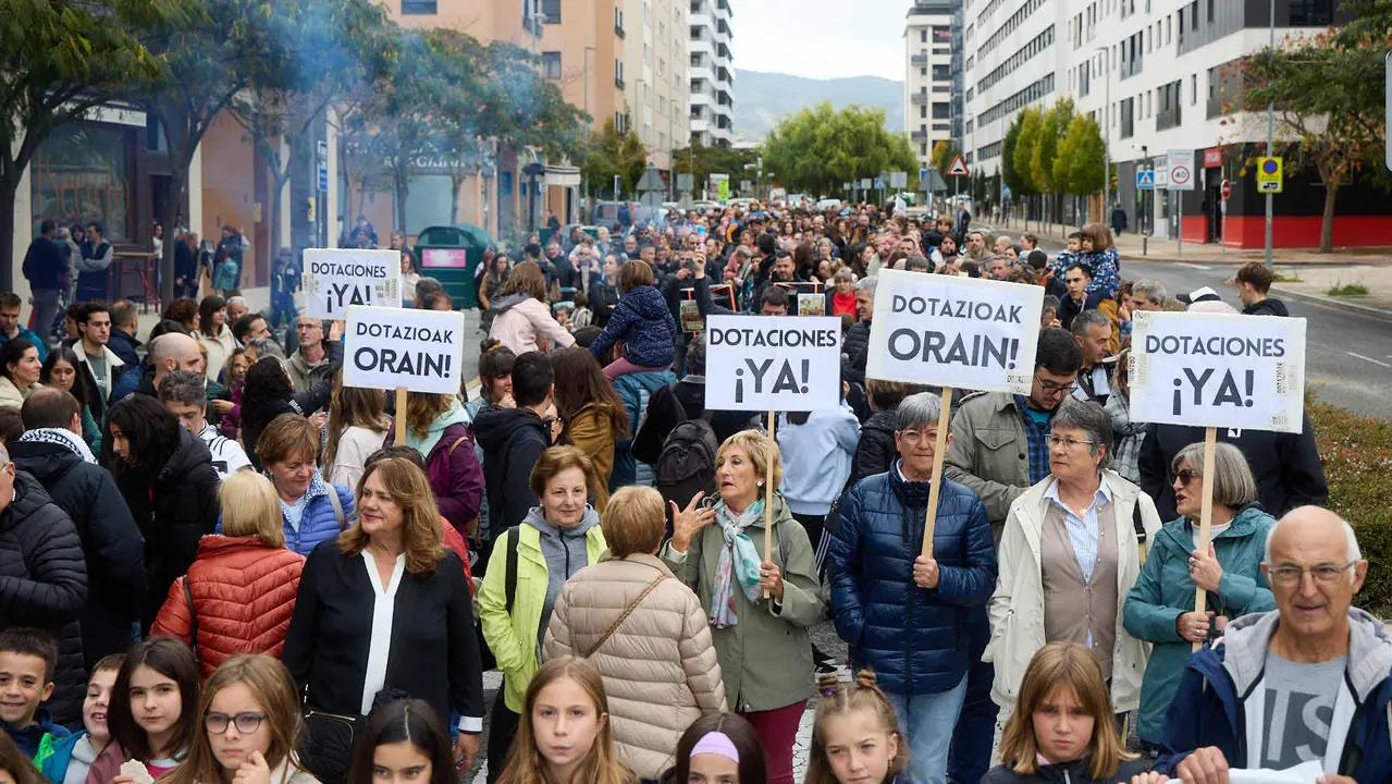 Manifestación de los vecinos de Ripagaina para exigir dotaciones y servicios en el barrio. IÑIGO ALZUGARAY