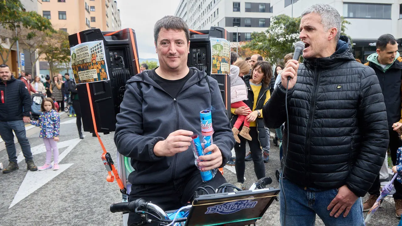 Manifestación de los vecinos de Ripagaina para exigir dotaciones y servicios en el barrio. IÑIGO ALZUGARAY