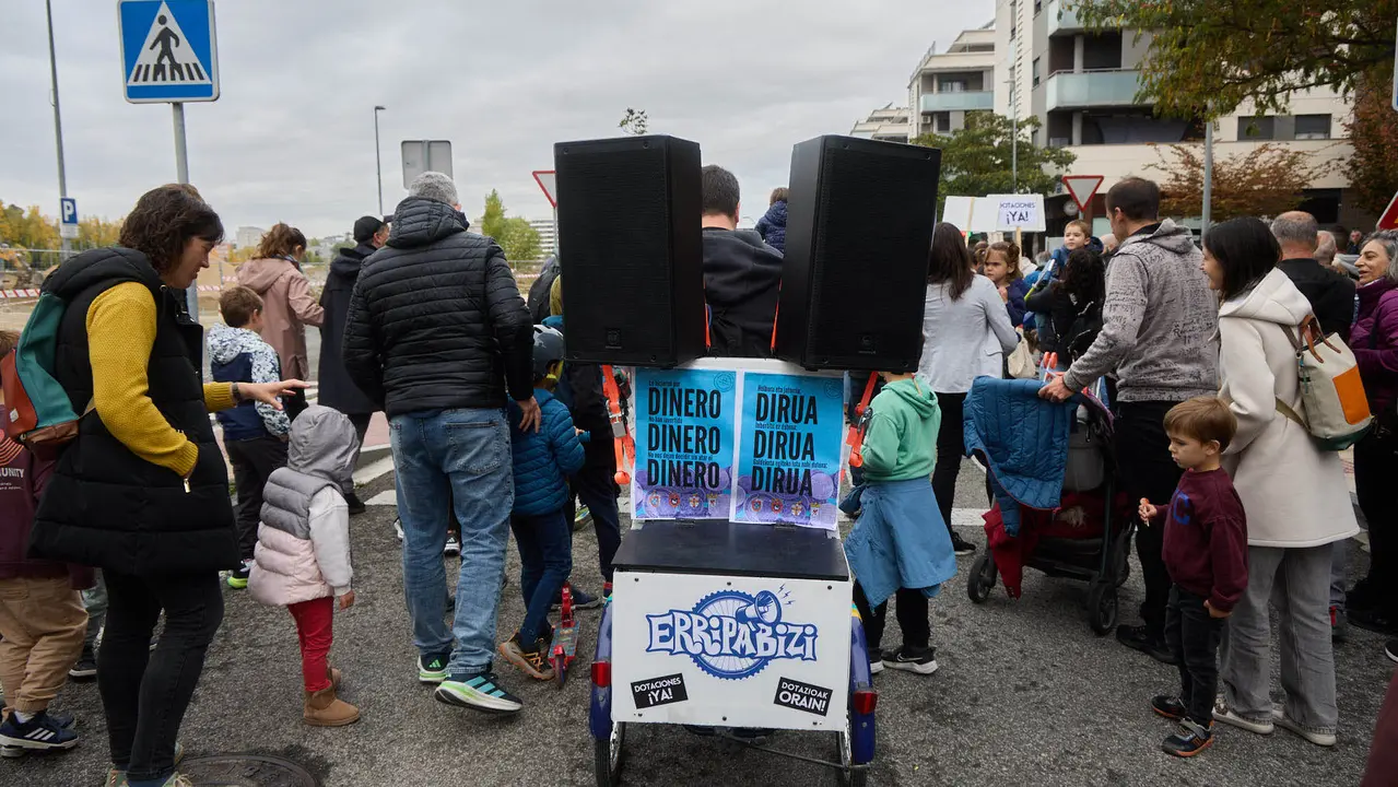 Manifestación de los vecinos de Ripagaina para exigir dotaciones y servicios en el barrio. IÑIGO ALZUGARAY