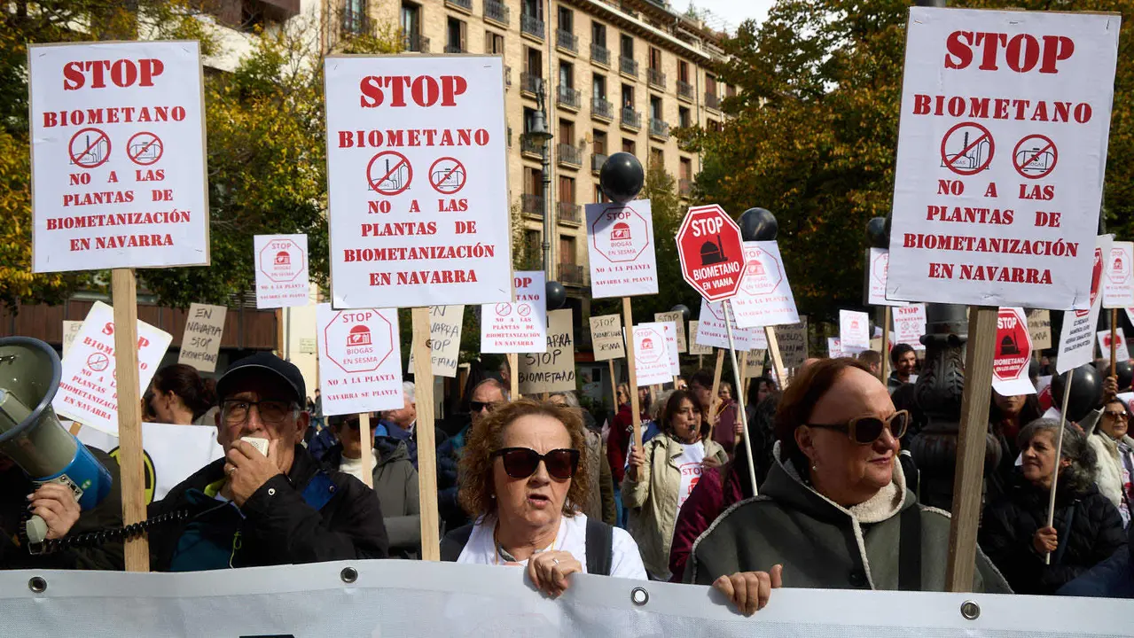 Plataformas populares de Navarra se movilizan en Pamplona contra las plantas de biometano. IÑIGO ALZUGARAY