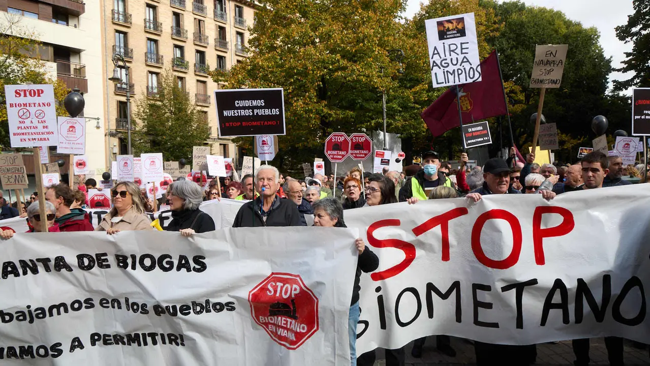 Plataformas populares de Navarra se movilizan en Pamplona contra las plantas de biometano. IÑIGO ALZUGARAY