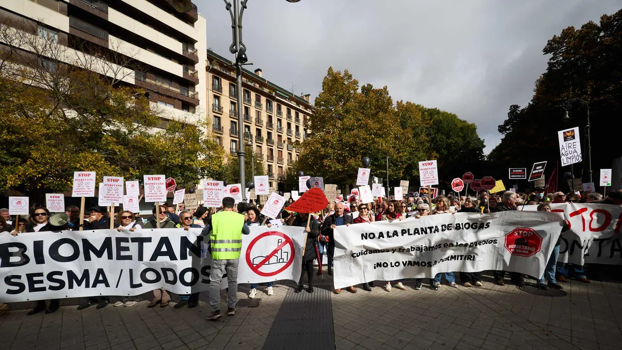 Plataformas populares de Navarra se movilizan en Pamplona contra las plantas de biometano. IÑIGO ALZUGARAY