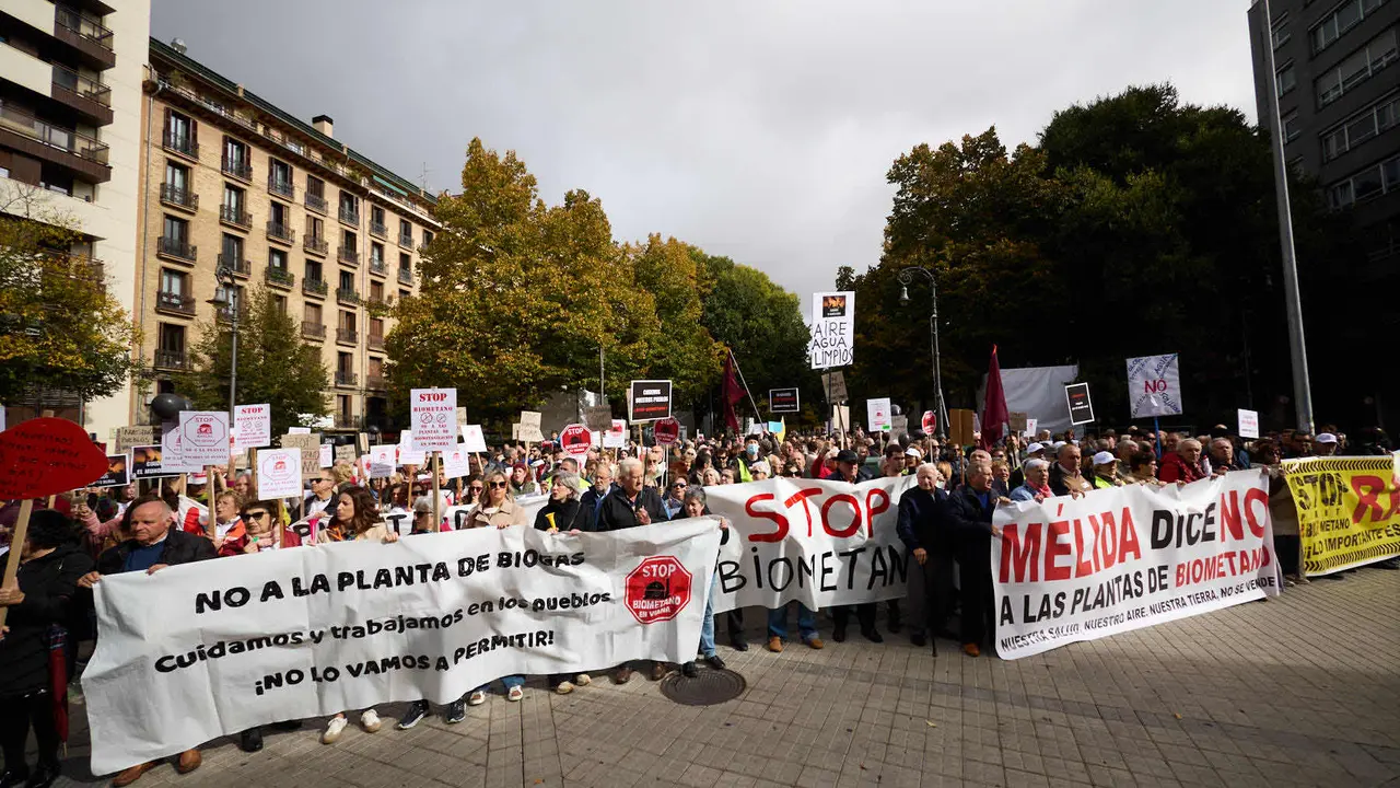 Plataformas populares de Navarra se movilizan en Pamplona contra las plantas de biometano. IÑIGO ALZUGARAY