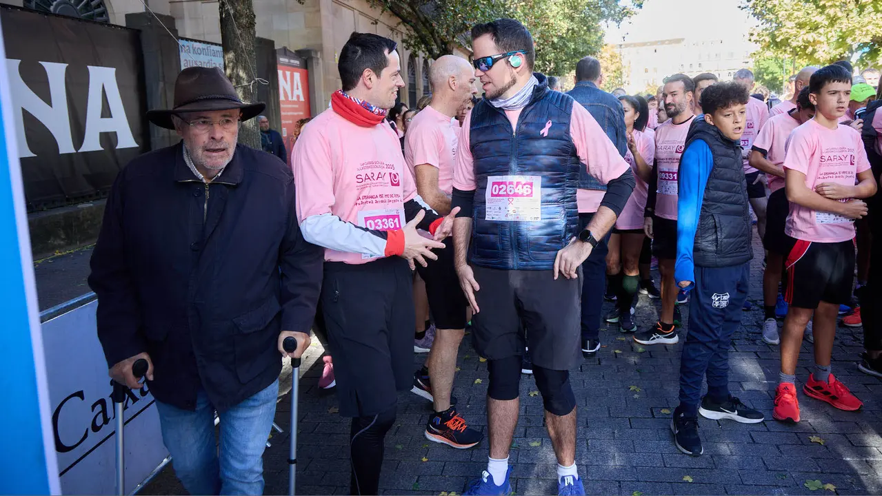XIV Carrera Solidaria contra el Cáncer de Mama en Pamplona, organizada por la asociación Saray. IÑIGO ALZUGARAY