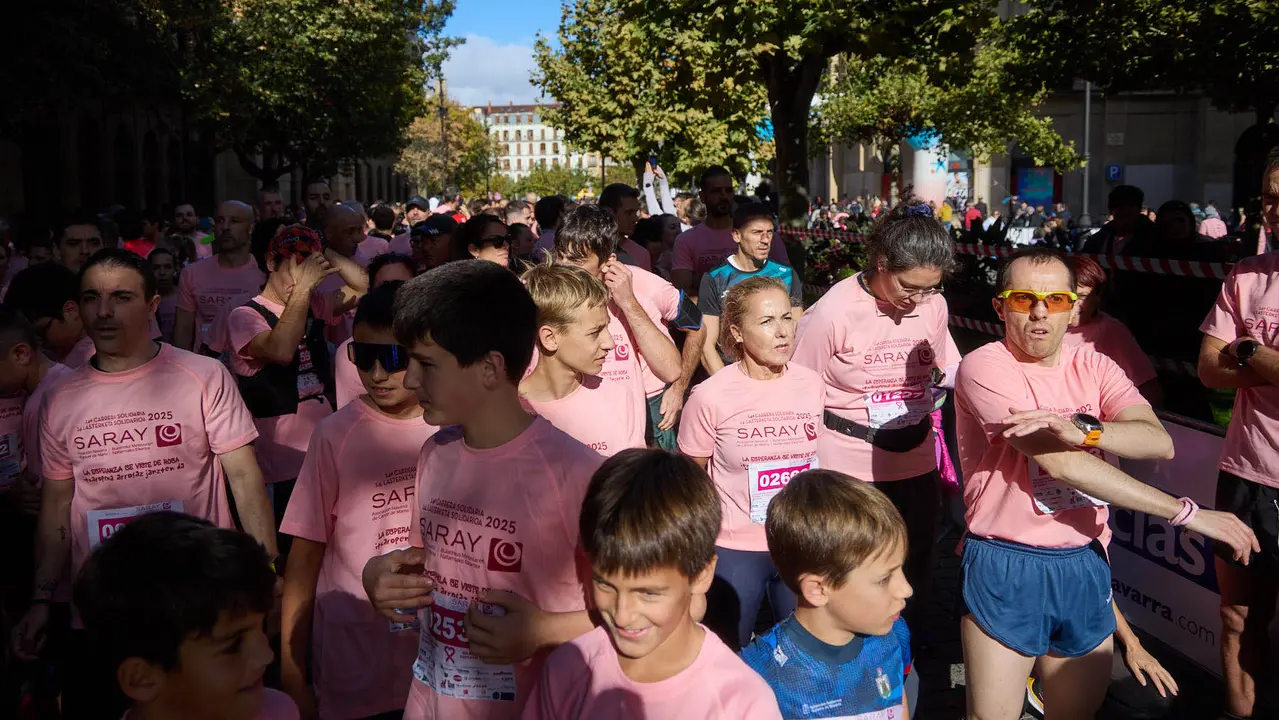 XIV Carrera Solidaria contra el Cáncer de Mama en Pamplona, organizada por la asociación Saray. IÑIGO ALZUGARAY