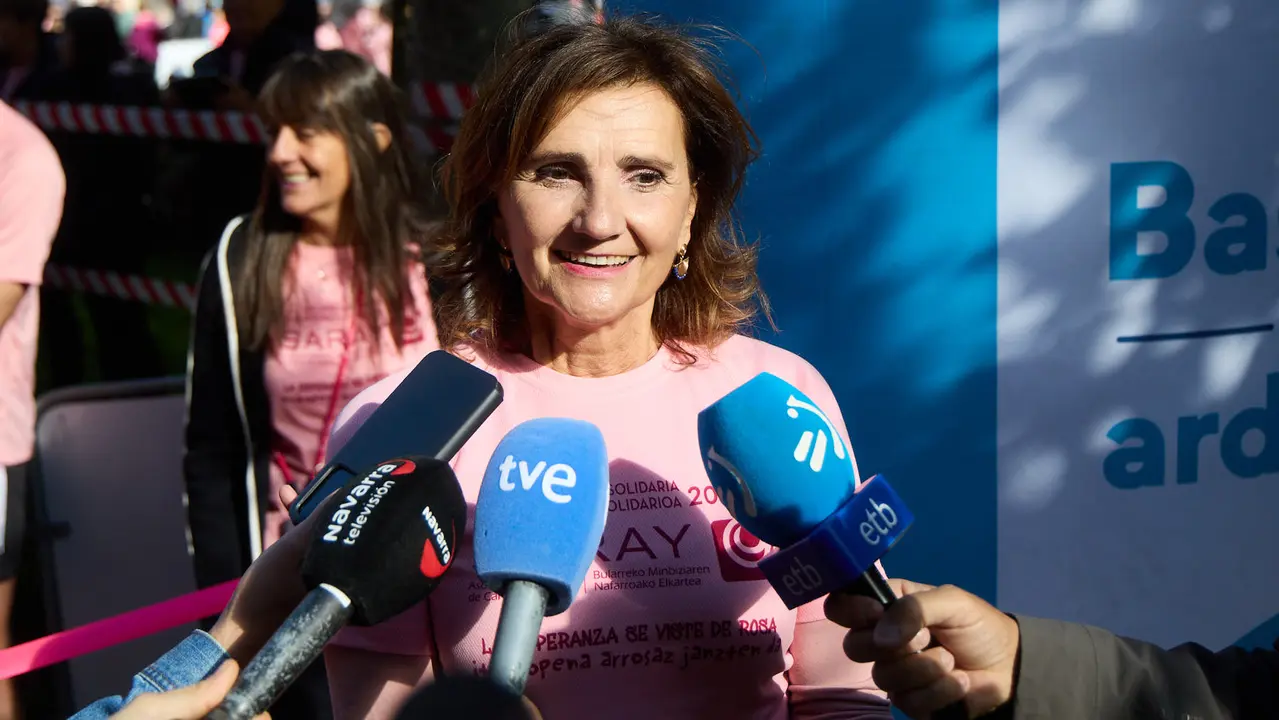 XIV Carrera Solidaria contra el Cáncer de Mama en Pamplona, organizada por la asociación Saray. IÑIGO ALZUGARAY