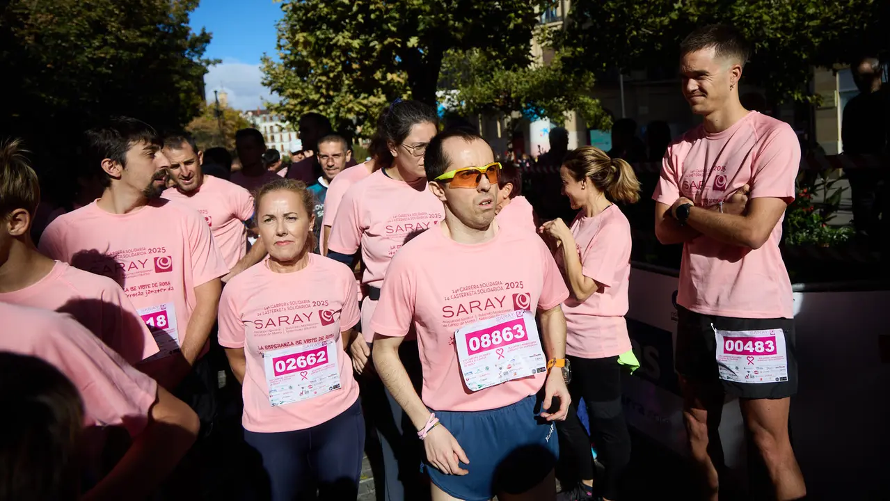 XIV Carrera Solidaria contra el Cáncer de Mama en Pamplona, organizada por la asociación Saray. IÑIGO ALZUGARAY