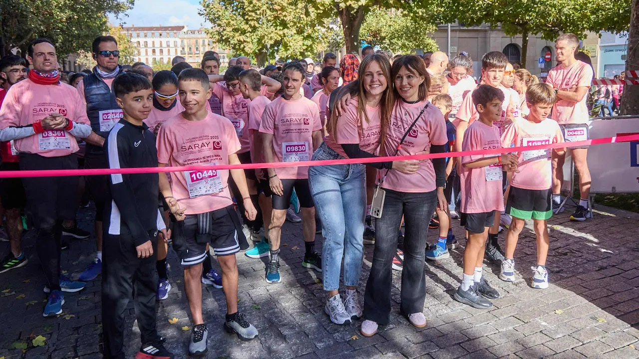 XIV Carrera Solidaria contra el Cáncer de Mama en Pamplona, organizada por la asociación Saray. IÑIGO ALZUGARAY