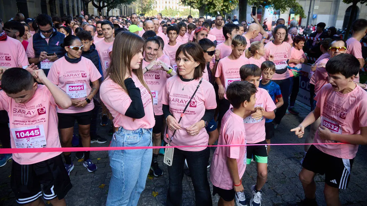 XIV Carrera Solidaria contra el Cáncer de Mama en Pamplona, organizada por la asociación Saray. IÑIGO ALZUGARAY
