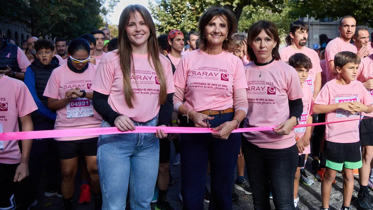 XIV Carrera Solidaria contra el Cáncer de Mama en Pamplona, organizada por la asociación Saray. IÑIGO ALZUGARAY