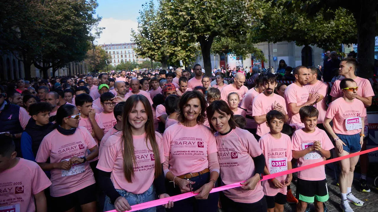 XIV Carrera Solidaria contra el Cáncer de Mama en Pamplona, organizada por la asociación Saray. IÑIGO ALZUGARAY