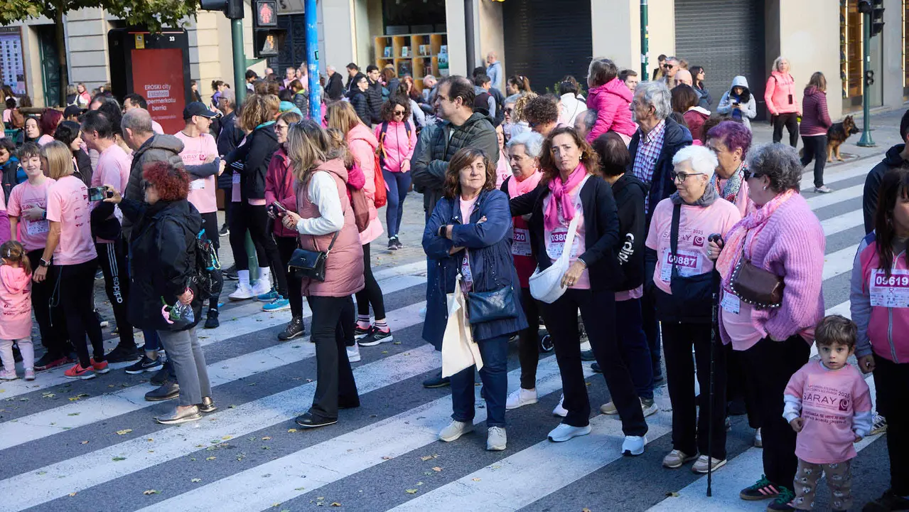 XIV Carrera Solidaria contra el Cáncer de Mama en Pamplona, organizada por la asociación Saray. IÑIGO ALZUGARAY
