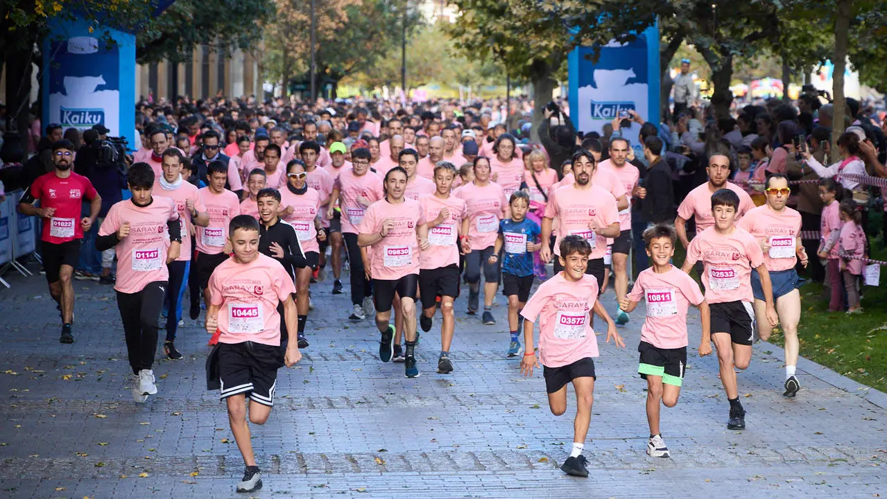 XIV Carrera Solidaria contra el Cáncer de Mama en Pamplona, organizada por la asociación Saray. IÑIGO ALZUGARAY
