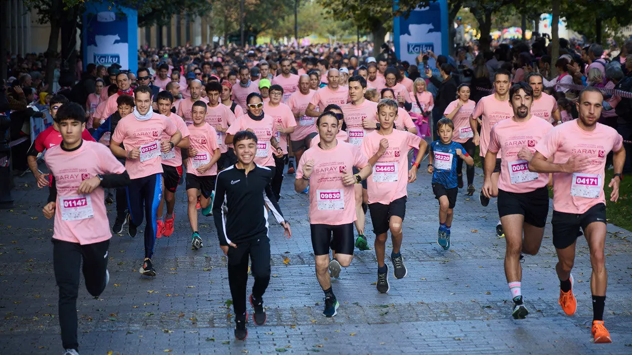 XIV Carrera Solidaria contra el Cáncer de Mama en Pamplona, organizada por la asociación Saray. IÑIGO ALZUGARAY
