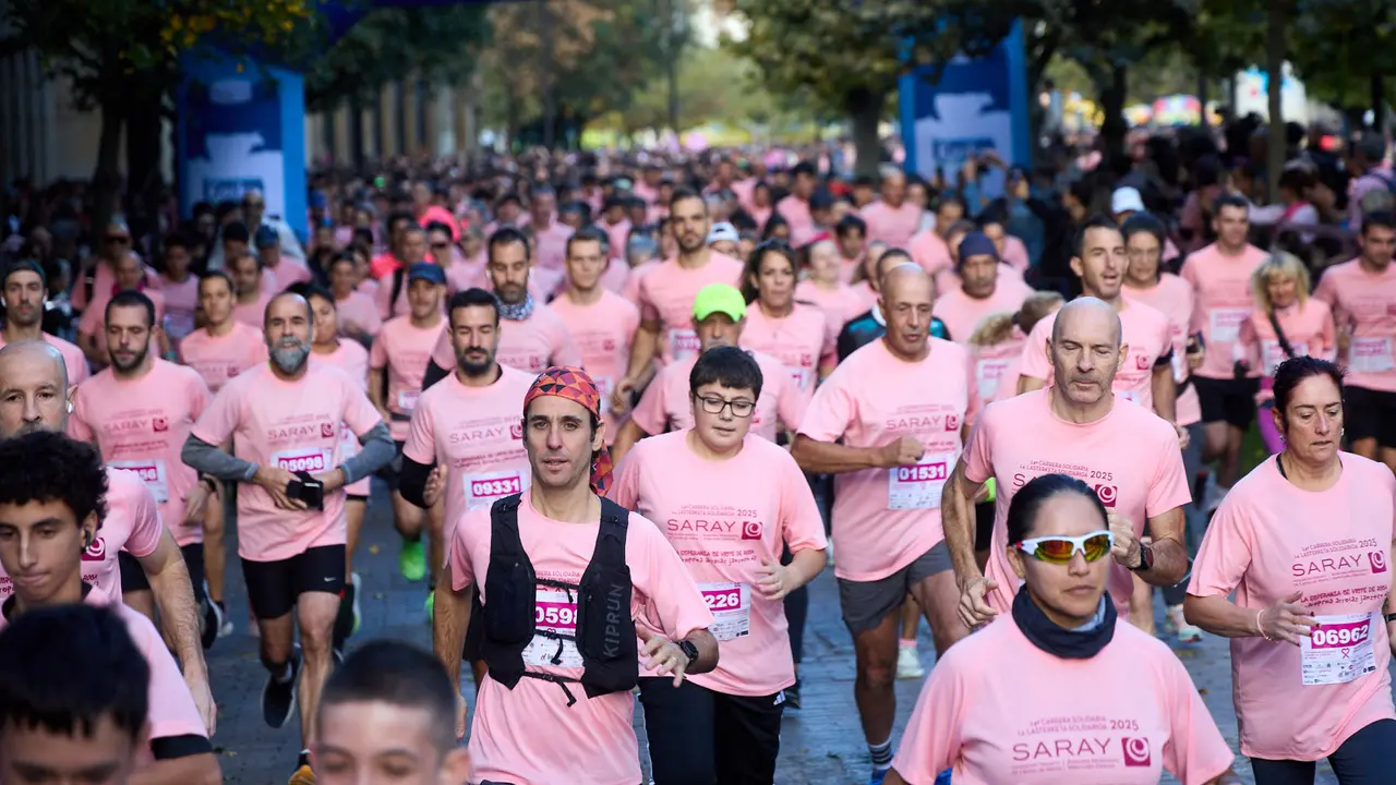 XIV Carrera Solidaria contra el Cáncer de Mama en Pamplona, organizada por la asociación Saray. IÑIGO ALZUGARAY