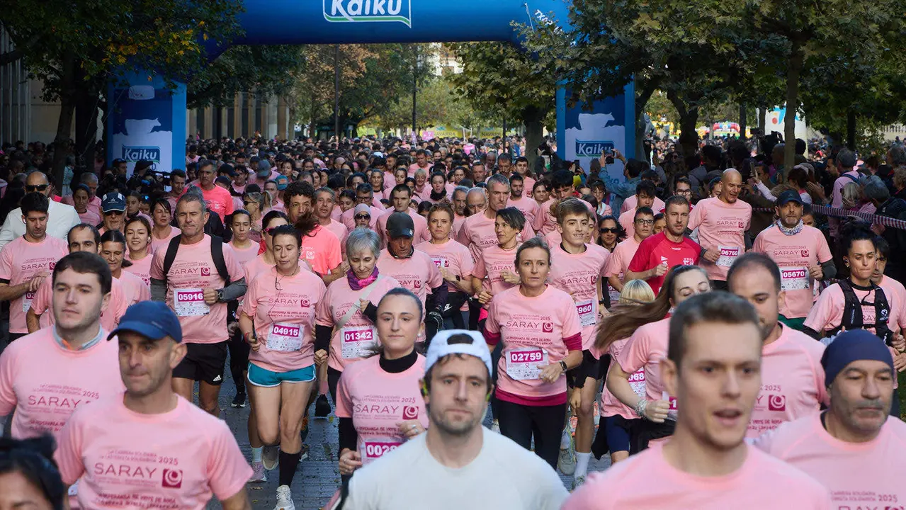 XIV Carrera Solidaria contra el Cáncer de Mama en Pamplona, organizada por la asociación Saray. IÑIGO ALZUGARAY