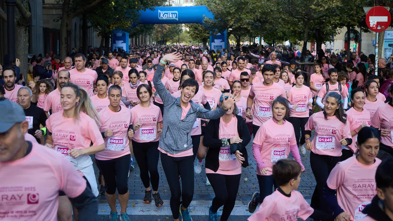 XIV Carrera Solidaria contra el Cáncer de Mama en Pamplona, organizada por la asociación Saray. IÑIGO ALZUGARAY