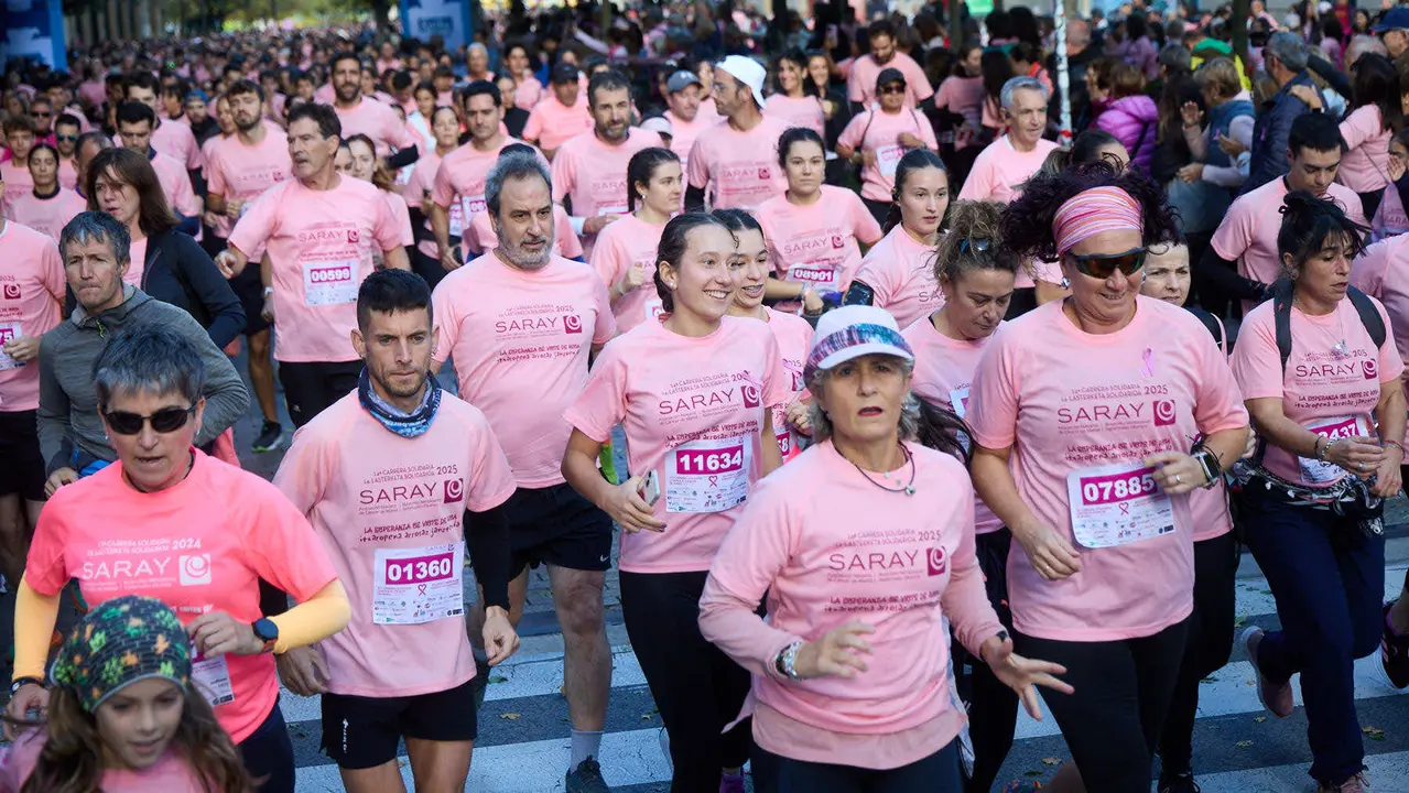 XIV Carrera Solidaria contra el Cáncer de Mama en Pamplona, organizada por la asociación Saray. IÑIGO ALZUGARAY