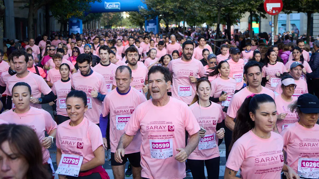 XIV Carrera Solidaria contra el Cáncer de Mama en Pamplona, organizada por la asociación Saray. IÑIGO ALZUGARAY