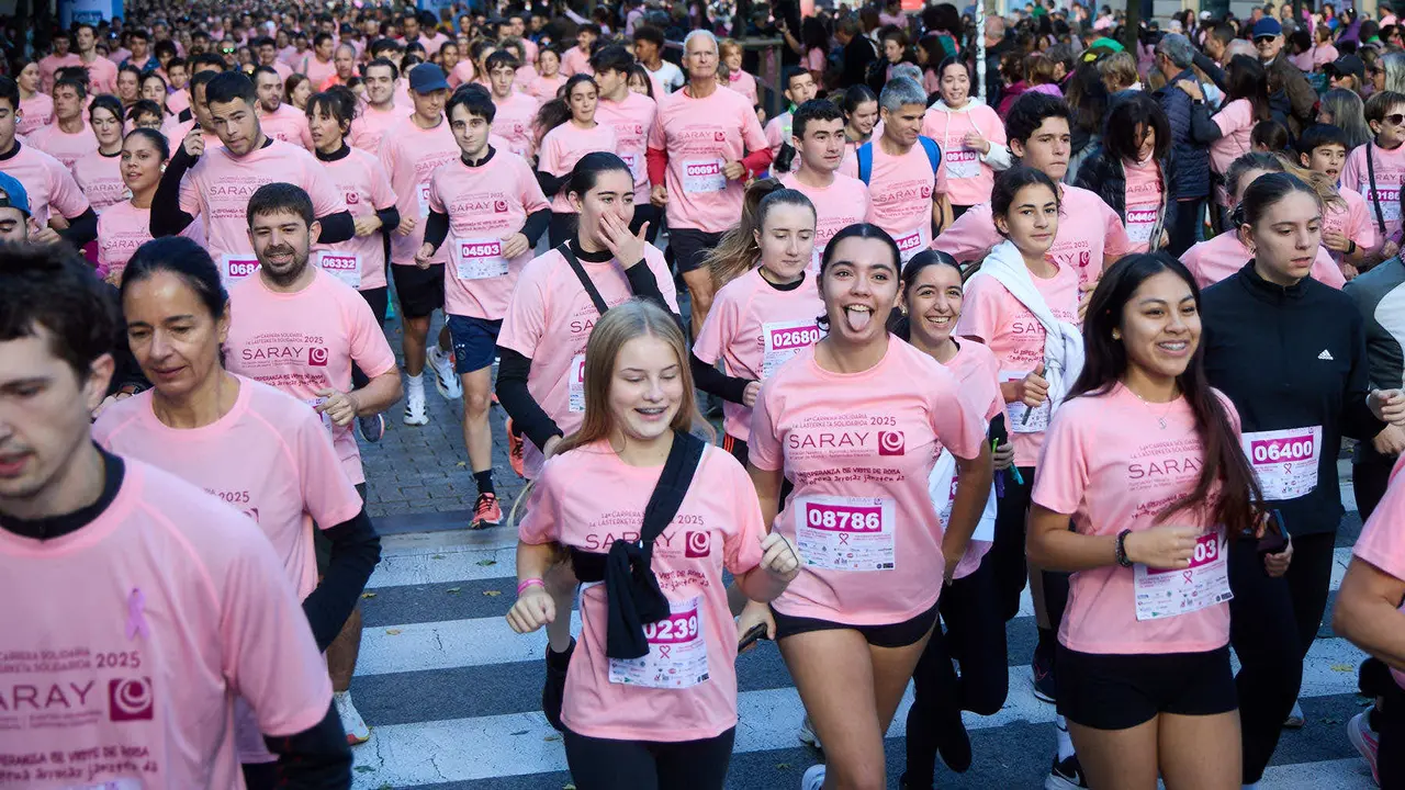 XIV Carrera Solidaria contra el Cáncer de Mama en Pamplona, organizada por la asociación Saray. IÑIGO ALZUGARAY