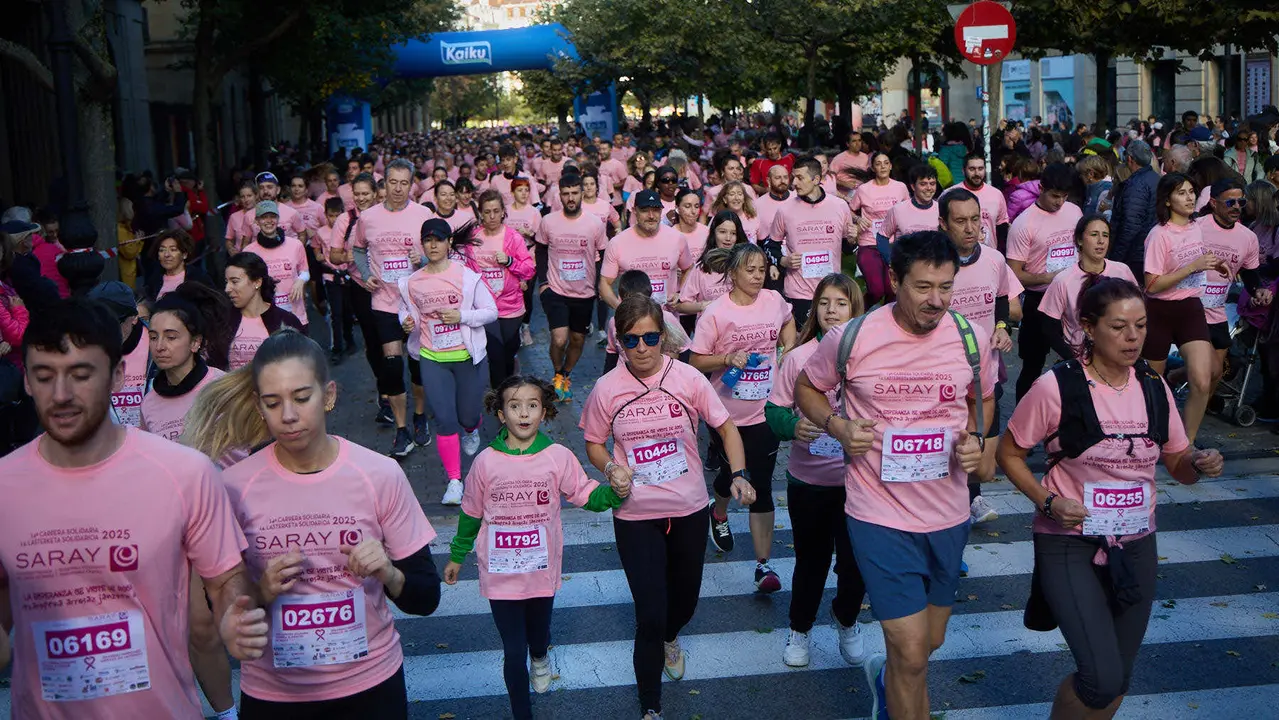 XIV Carrera Solidaria contra el Cáncer de Mama en Pamplona, organizada por la asociación Saray. IÑIGO ALZUGARAY