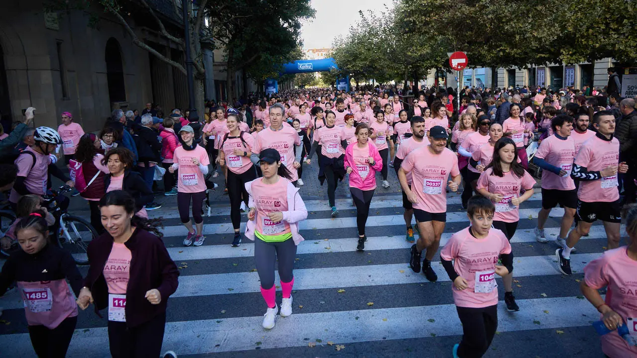 XIV Carrera Solidaria contra el Cáncer de Mama en Pamplona, organizada por la asociación Saray. IÑIGO ALZUGARAY