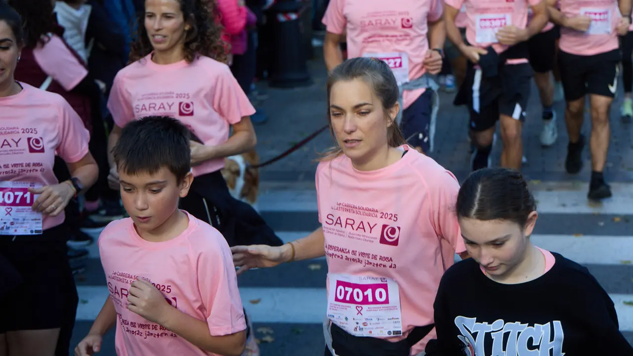 XIV Carrera Solidaria contra el Cáncer de Mama en Pamplona, organizada por la asociación Saray. IÑIGO ALZUGARAY