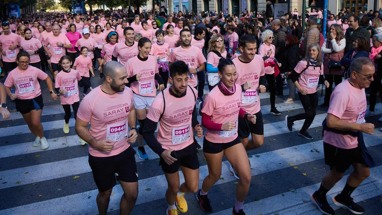 XIV Carrera Solidaria contra el Cáncer de Mama en Pamplona, organizada por la asociación Saray. IÑIGO ALZUGARAY
